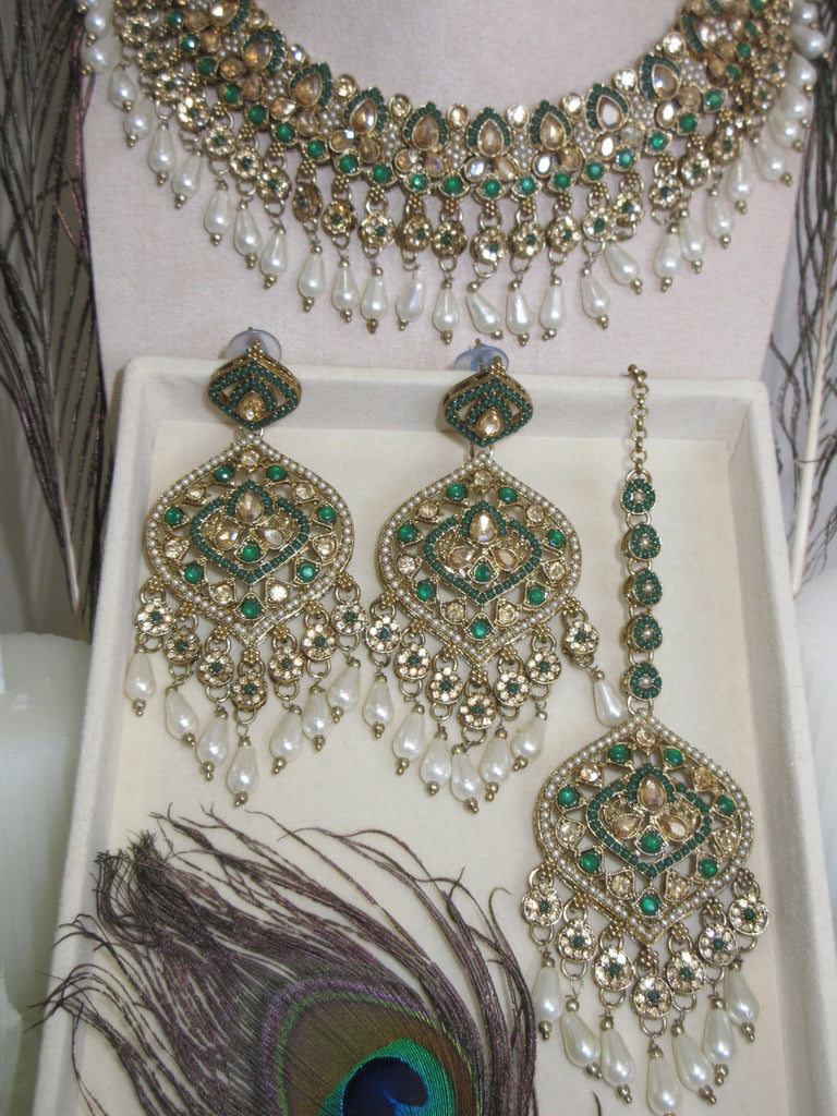 Reyanshi Necklace Set
